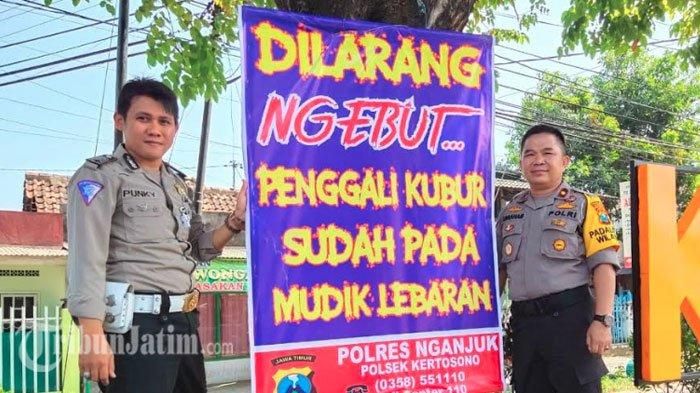 Polsek Kertosono memasang baliho unik imbauan agar para pengendara hati-hati di jalan.
