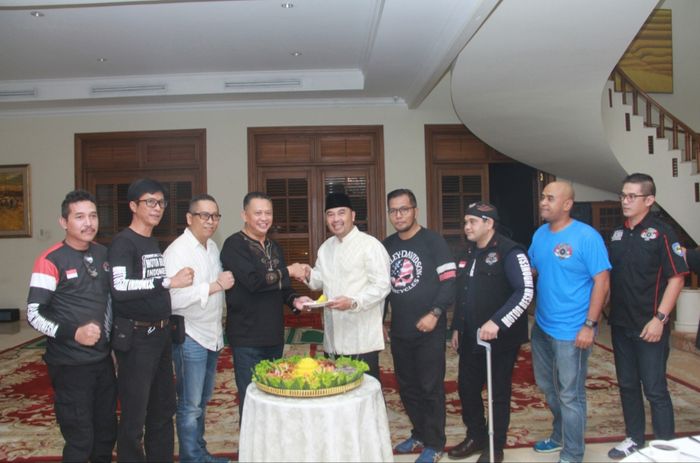 Ketua DPR RI Bambang Soesatyo saat foto berasama para anggota MBI