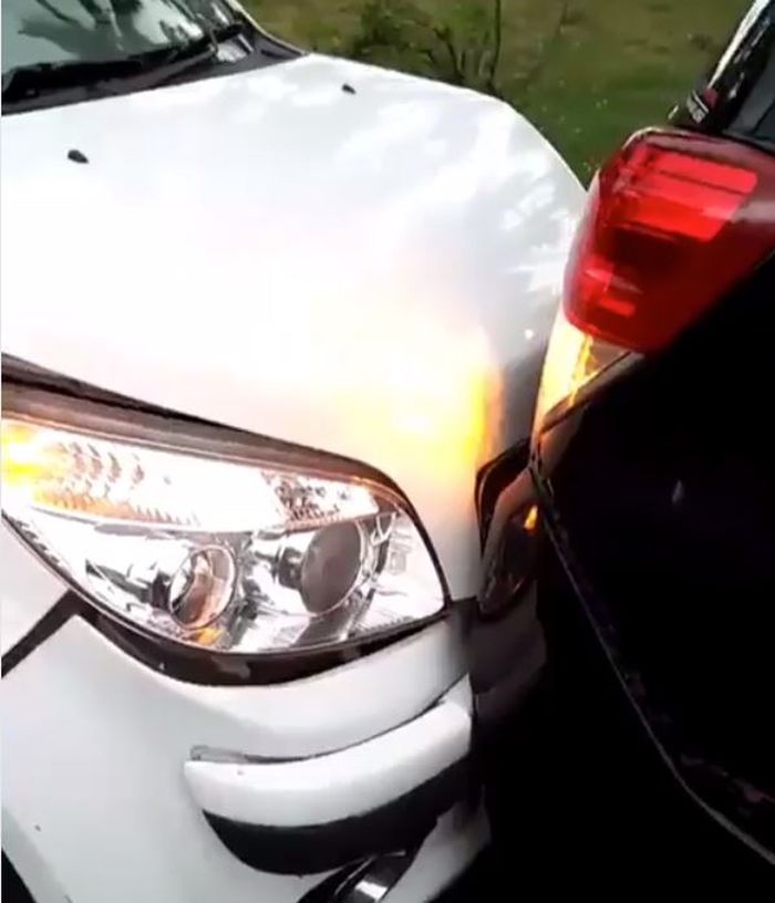 Bumper belakang Kijang Innovad disundul bumper depan Daihatsu Terios