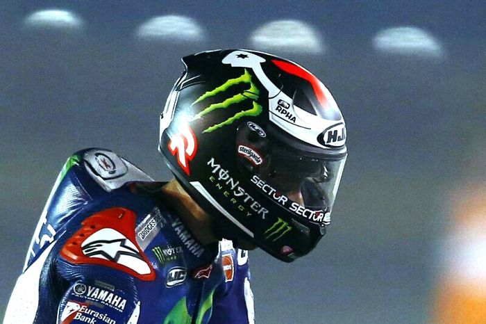 Jorge Lorenzo lepas busa helm