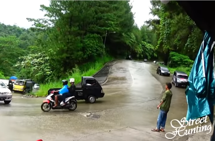 Beberapa video ini merekam kondisi Tanjakan Sitinjau Lauik, Padang, Sumatera Barat, salah satu jalan lintas Sumatera yang menghubungkan kota Padang, kota Arosuka, dan kota Solok. 
