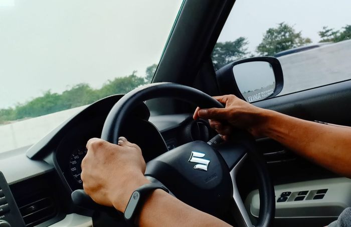 ILUSTRASI. Pegangn setir mobil dengan kedua tangan.