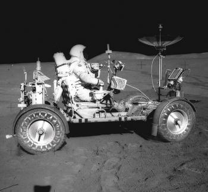 Lunar Roving Vehichle (LRV) menjadi kendaraan pertama yang berhasil di kendarai di bulan