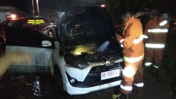 Toyota Agya hangus setelah terbakar di samping rumah