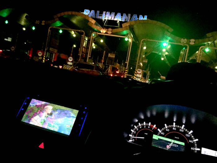 Pakai Toyota Avanza 1.5 Veloz AT banyak dimanjanya... Termasuk urusan entertainment