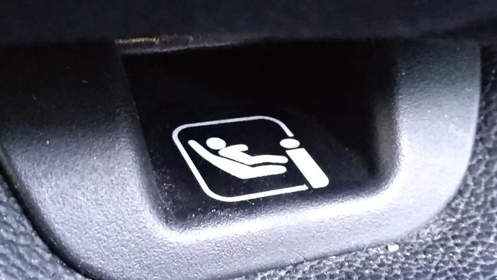 Fitur isofix, berguna sebagai pengait child seat pada jok belakang Suzuki Ignis GL AGS 