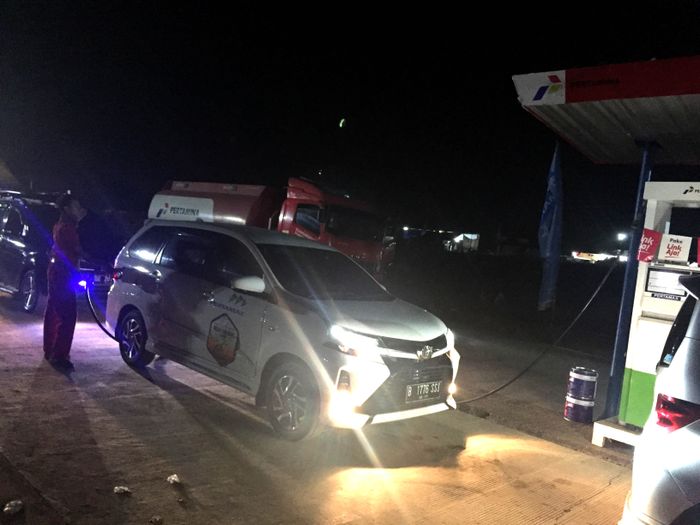 Pukul 01.00 malam pun banyak yang antri untuk isi BBM di Kios Pertamina Siaga KM 344