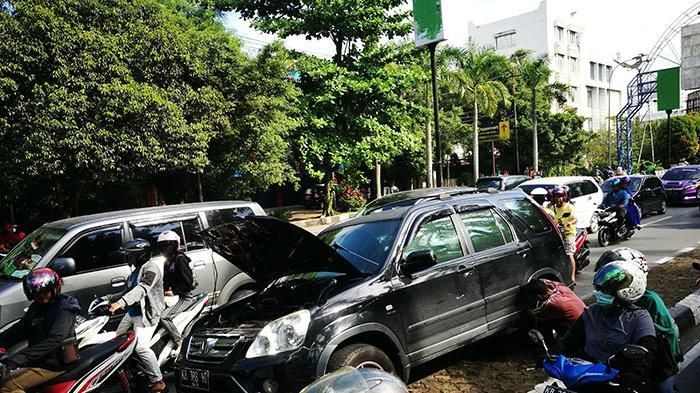 Honda CR-V yang alami rem blong hingga tabrak trotoar jalan