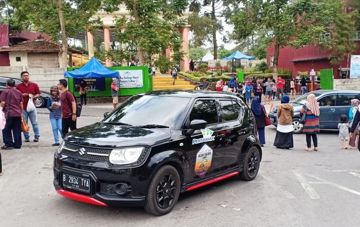 Suzuki Ignis di depan pintu masuk wisata Merapi Park Kaliurang Sleman Jogyakarta