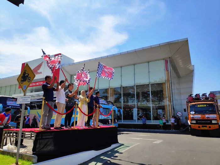 Balik Bareng Honda: Jajaran manajemen Astra Motor Jateng dan AHM mengantarkan 10 bus dan 4 truk berisi sepeda motor peserta Balik Bareng Honda kembali ke perantauan dari kantor Main Dealer Astra Motor Jateng pada Senin, 10 Juni 2019.