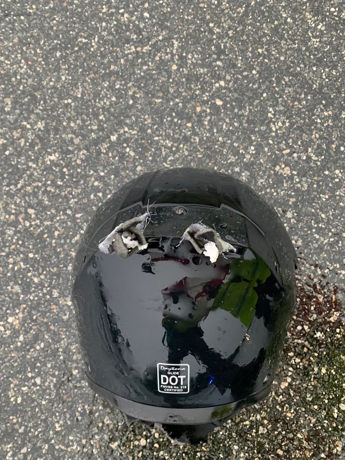 Helm bolong tersambar petir karena pengendara motor nekat tembus hujan badai