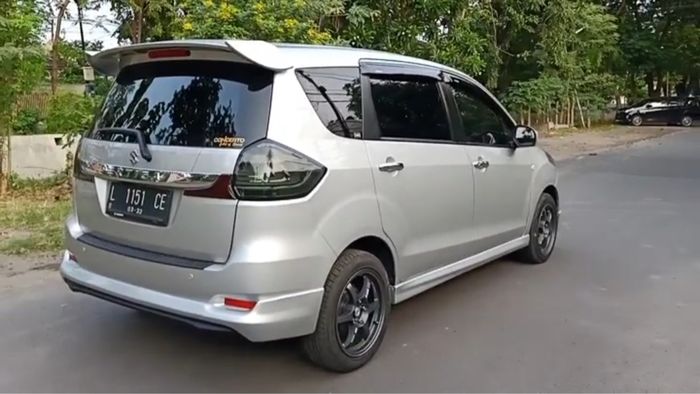 Spoiler di buritan bikin tampilan jadi lebih istimewa