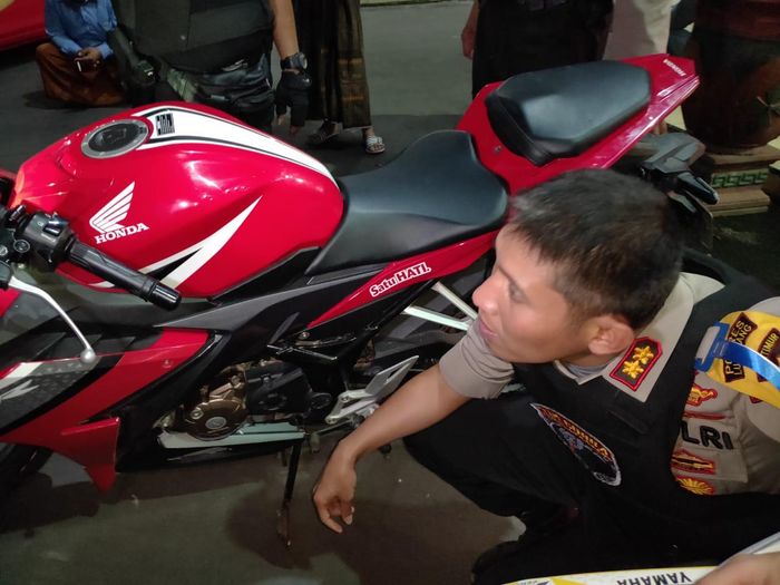 Honda CBR150R yang ditinggalkan pelaku pencurian di Lumajang