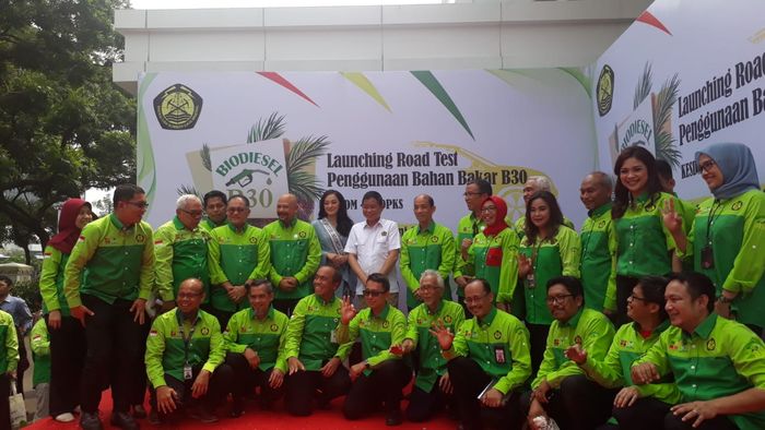 Sesi foto bersama dalam acara seremoni Launching Road Test Penggunaan Bahan Bakar B30, Kamis (13/6/2019).