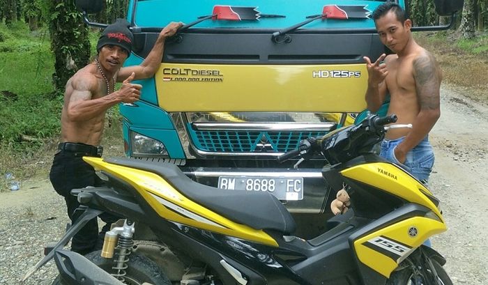 Pengguna Yamaha Aerox di Riau beri salam dengan pose setengah telanjang