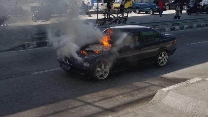 mobil BMW terbakar di Solo (TribunSolo.com/Ryantono)