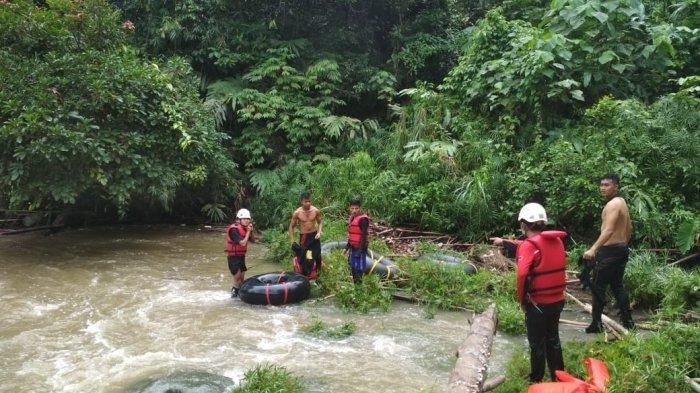 Proses evakuasi korban Toyota Kijang Innova terjun ke jurang