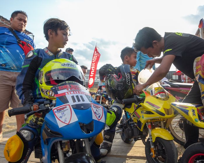 Racer cilik kelas MiniGP sedang mengantri diisi bahan bakar.