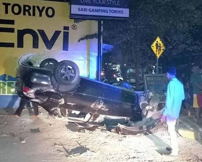 Kondisi Toyota Vios saat terbalik 