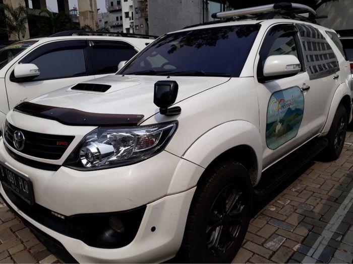 Stiker bertuliskan 'Wonderful Indonesia di bagian samping mobil