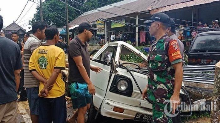 efek pohon tumbang timpa lima mobil dan dua motor