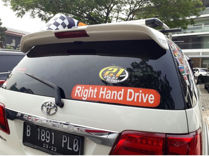 Bagian kaca belakang mobil di sebelah kanan tertulis 'Right Hand Driver' 