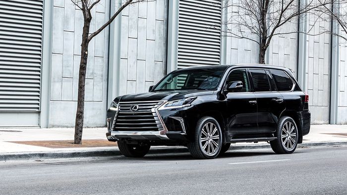 Lexus LX 570 yang menggunakan mesin 5.7L silinder