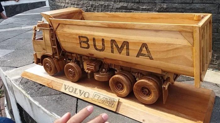Miniatur Truk Volvo milik Mujiono yang setara dengan harga Honda GL Pro bekas.