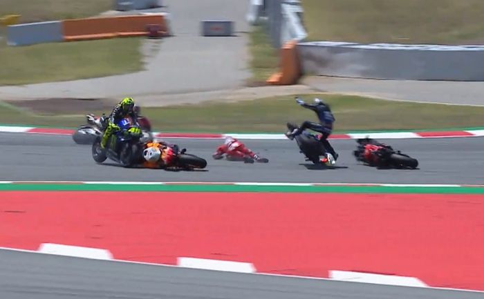 Baru lap ke-2, insiden sangat parah terjadi pada balapan MotoGP Catalunya, Lorenzo seruduk Dovizioso, Vinales dan Rossi