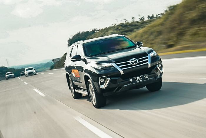 Toyota Fortuner VRZ 4x4 di tol Trans Jawa