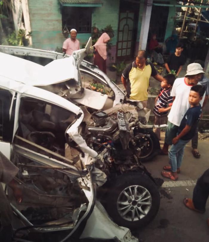 Kondisi Daihatsu Xenia yang terlibat kecelakaan