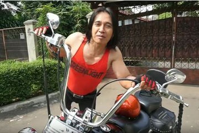 Agung Hercules riding naik mogenya cuma pakai kutang