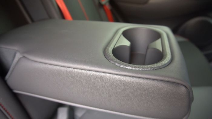 Hyundai Kona punya 8 cup holder di kabin