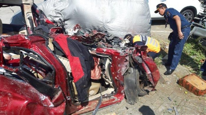 Mobil yang ringsek akibat kecelakaan di Tol Cipali