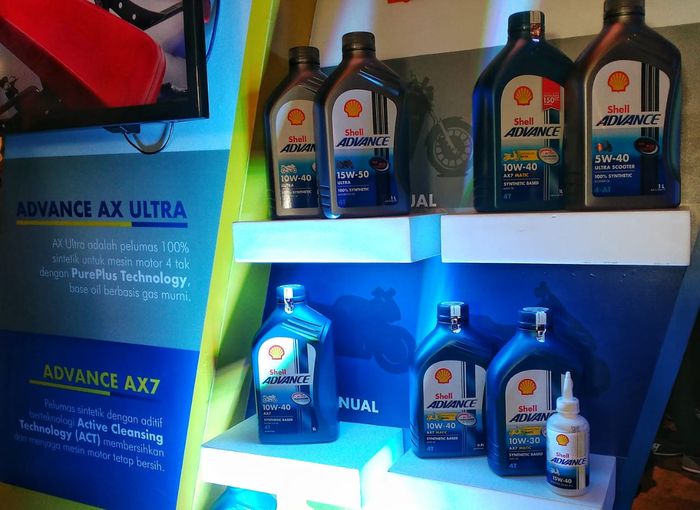 Ilustrasi harga oli motor matic Shell Advance