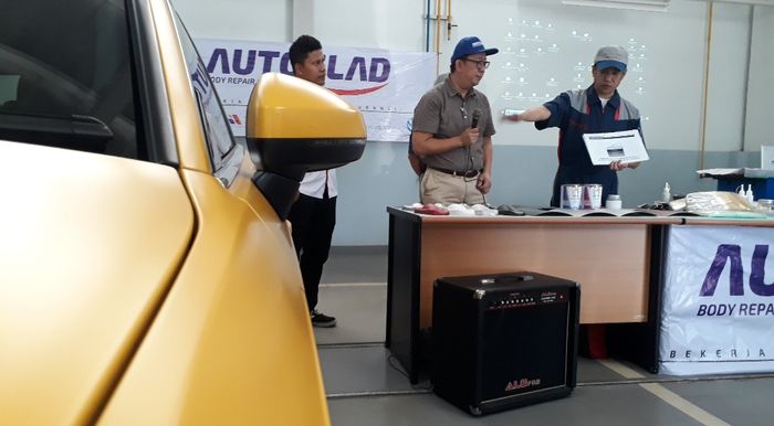 Autoglad saat melakukan demo cara pengerjaan Matt Colour