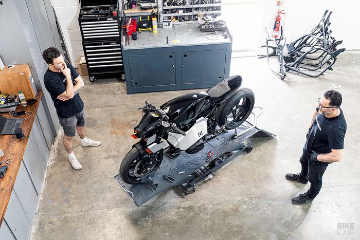 Banyak part BMW R nineT varian lain dicangkok pada motor ini