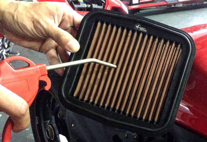 Filter udara bisa dibersihkan dengan cara disemprot pakai angin kompresor