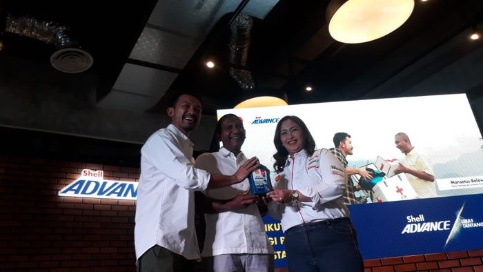 Foto bersama Rio Dewanto (kiri), Mansetus Balawala (tengah) dan Dian Andyasuri dalam seremoni peluncuran kampanye Shell.