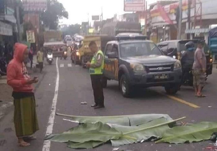 Para korban ditutup daun pisang pasca kecelakaan.