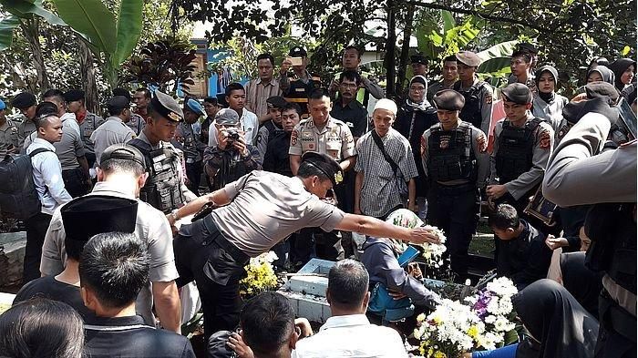 Pemakaman seorang polisi yang menjadi korban tabrakan setelah mengamankan laga Persib bandung dan Tira Persikabo