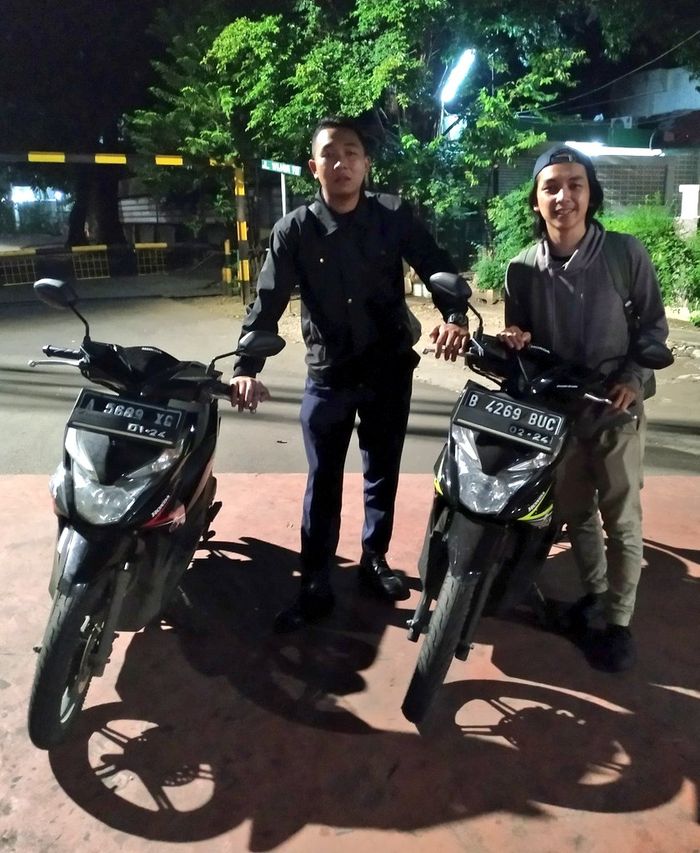 Foto pemilik Honda BeAT bersama pemilik Honda BeAT lainnya yang saling tukar motor