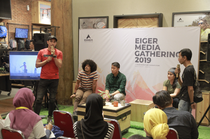 Darius Sinathrya memaparkan rencana ekspedisinya di sesi jumpa pers di EIGER Adventure Store, Radio Dalam, Jakarta Selatan (20/6)