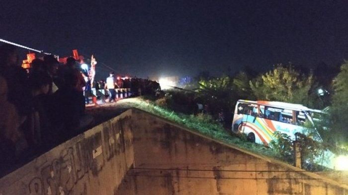 Proses evakuasi kecelakaan maut bus vs truk di Jalan Tol Pejagan-Pemalang, Brebes pada Jumat (21/6) dini hari.