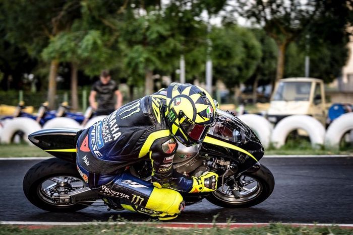 Valentino Rossi latihan pakai motor kecil 80 cc 2-tak