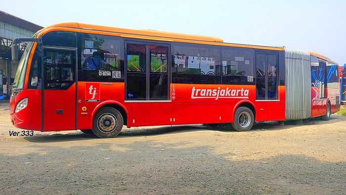 Bus Gandeng Transjakarta yang dibuat oleh Yutong, produsen bus asal Cina.