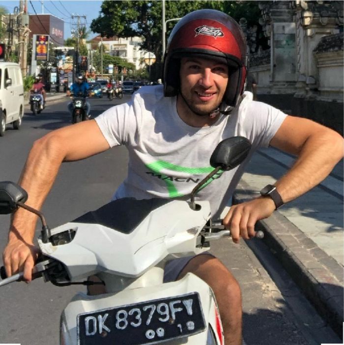 Jakub Kornfeil mengendarai skutik Honda Vario saat berlibur di Bali.