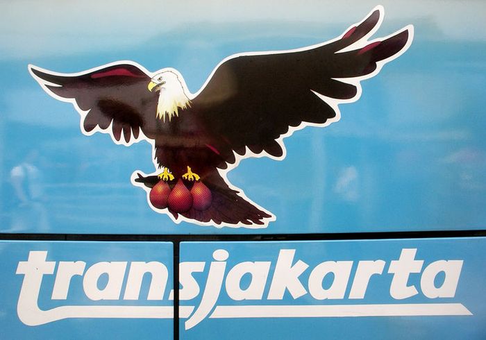 Logo pertama Transjakarta yang bergambar Elang Bondol.