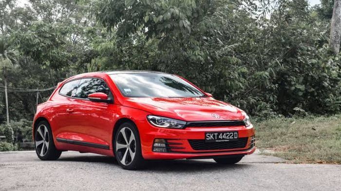 Mobil sport Volkswagen 1.4 TSI dengan warna merah