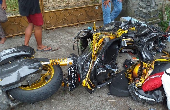 Yamaha XMAX 250 hancur kecelakaan menghindari Honda Supra Fit